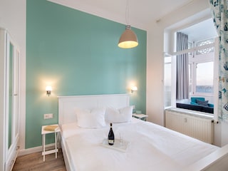 Das Schlafzimmer mit Doppelbett ...