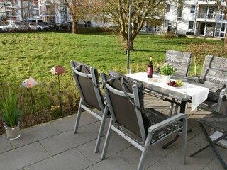 Genießen Sie die Sonnenstrahlen auf der einladenden Terrasse