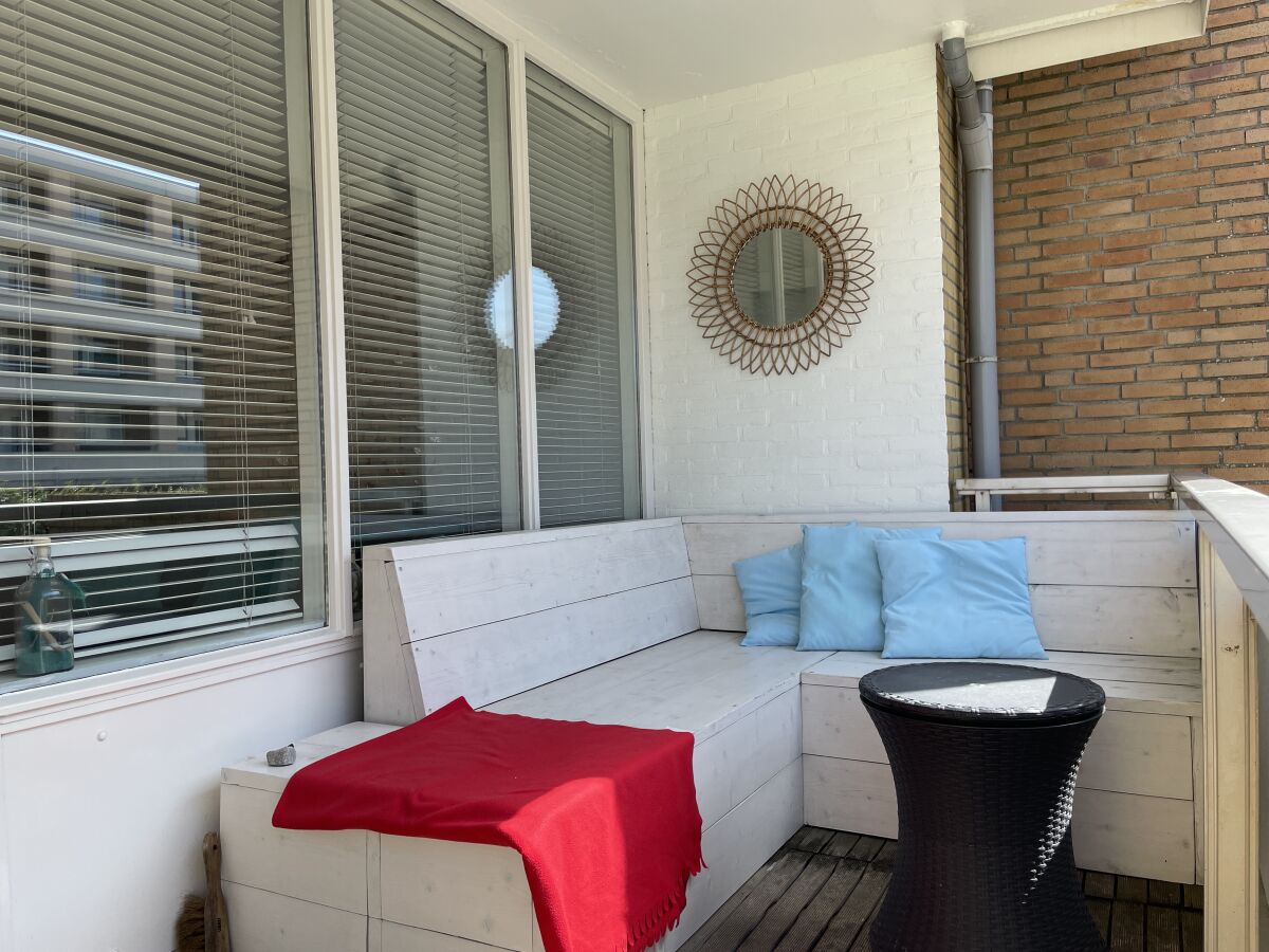 Balkon mit moderner Holzcouch