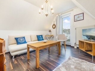 Das Wohnzimmer hat einen Austritt zum Balkon.