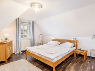 Das Schlafzimmer mit Doppelbett ...