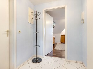 Der Flur mit Blick ins Schlafzimmer.