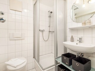 Das Bad mit Dusche und WC.