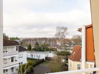 Im Winter sehen Sie den Schmachter See durch die Bäume