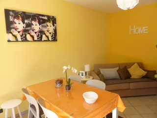 Modernes Wohn/Esszimmer mit Ausgang zum Aussenbereich