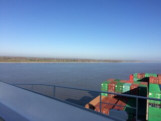 Die Elbe mit Krautsand im Hintergrund