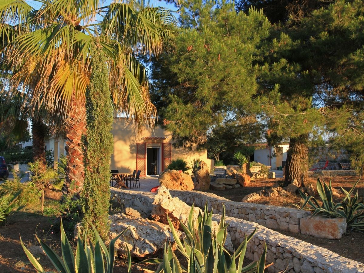 Die Casa liegt in einem parkartigen mediterranen Garten