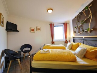 Schlafzimmer mit Sitzgruppe & TV/DVD