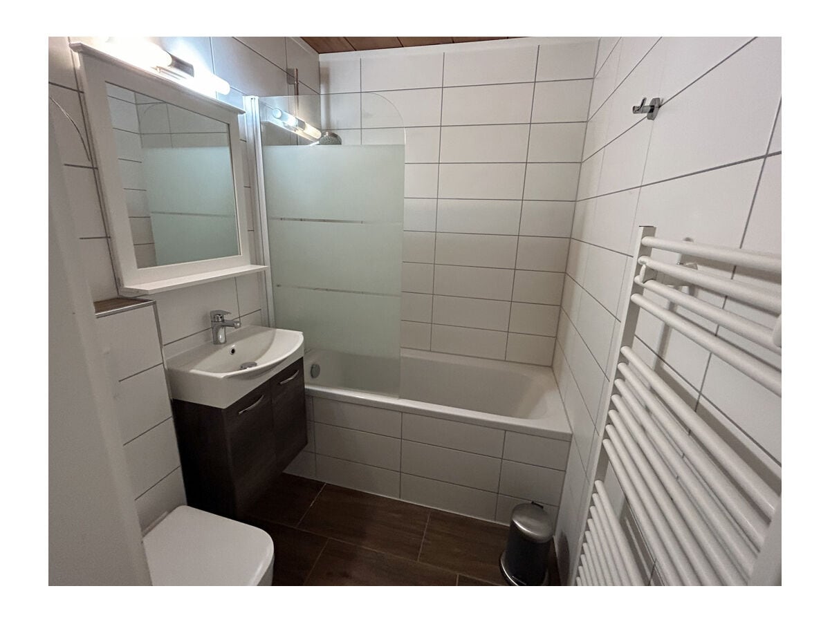 Familienappartement - Badezimmer mit Badewanne