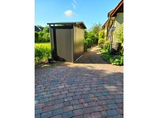 Fahrradschuppen + Parkplatz