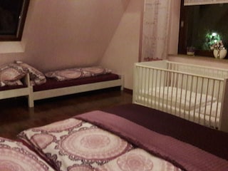 mit Kinder- und Gitterbett