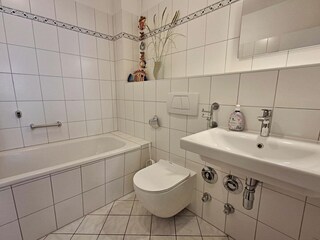 Badezimmer mit Badewanne (Duschfunktion)/WC