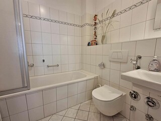 Badezimmer mit Badewanne (Duschfunktion)/WC