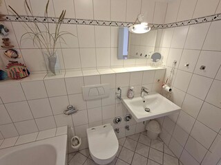 Badezimmer mit Badewanne (Duschfunktion)/WC