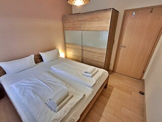 2. Schlafzimmer mit Doppelbett