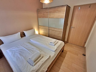 2. Schlafzimmer mit Doppelbett