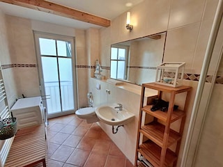 geräumiges Tageslicht-Bad mit DU/WC, Waschmaschine