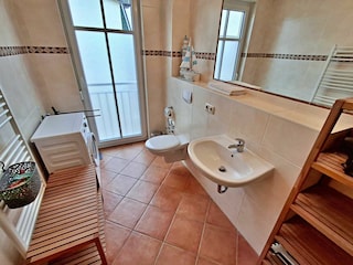 geräumiges Tageslicht-Bad mit DU/WC, Waschmaschine