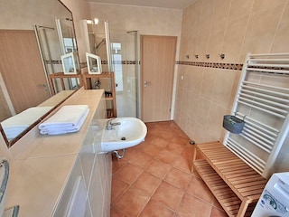 geräumiges Tageslicht-Bad mit DU/WC, Waschmaschine