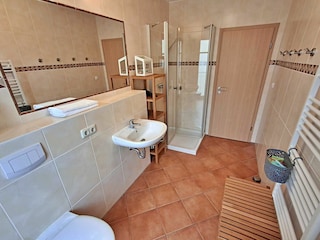 geräumiges Tageslicht-Bad mit DU/WC, Waschmaschine