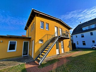 Hausansicht Nebengebäude / Eingang Appartement 02 und Wohnung 05