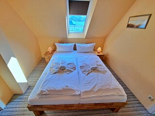 Schlafzimmer mit Doppelbett