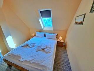 Schlafzimmer mit Doppelbett