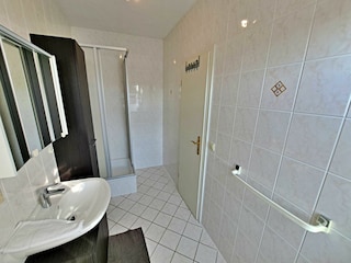 Tageslicht-Bad mit DU/WC