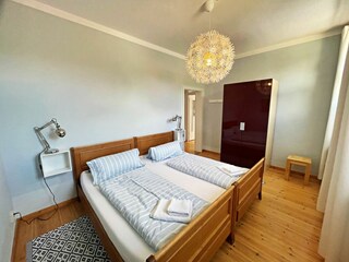 Schlafzimmer mit Doppelbett