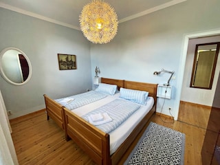 Schlafzimmer mit Doppelbett