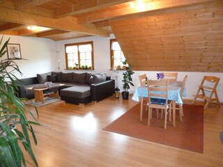 Das Wohnzimmer mit dem Essbereich