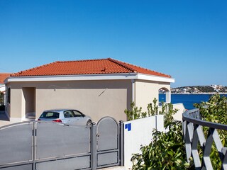 Parking for 3-4 cars in the backyard