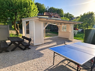 Sitzecke mit Tischtennisplatte