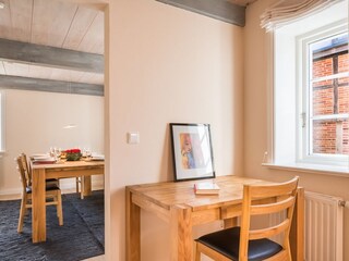 Schreibtisch im Durchgang