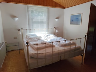 Schlafzimmer (Bett 180x200)