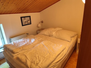 Schlafzimmer Abseite links (Bett 140x200)