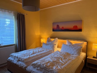 Schlafzimmer mit Doppelbett (180 x 200 cm)