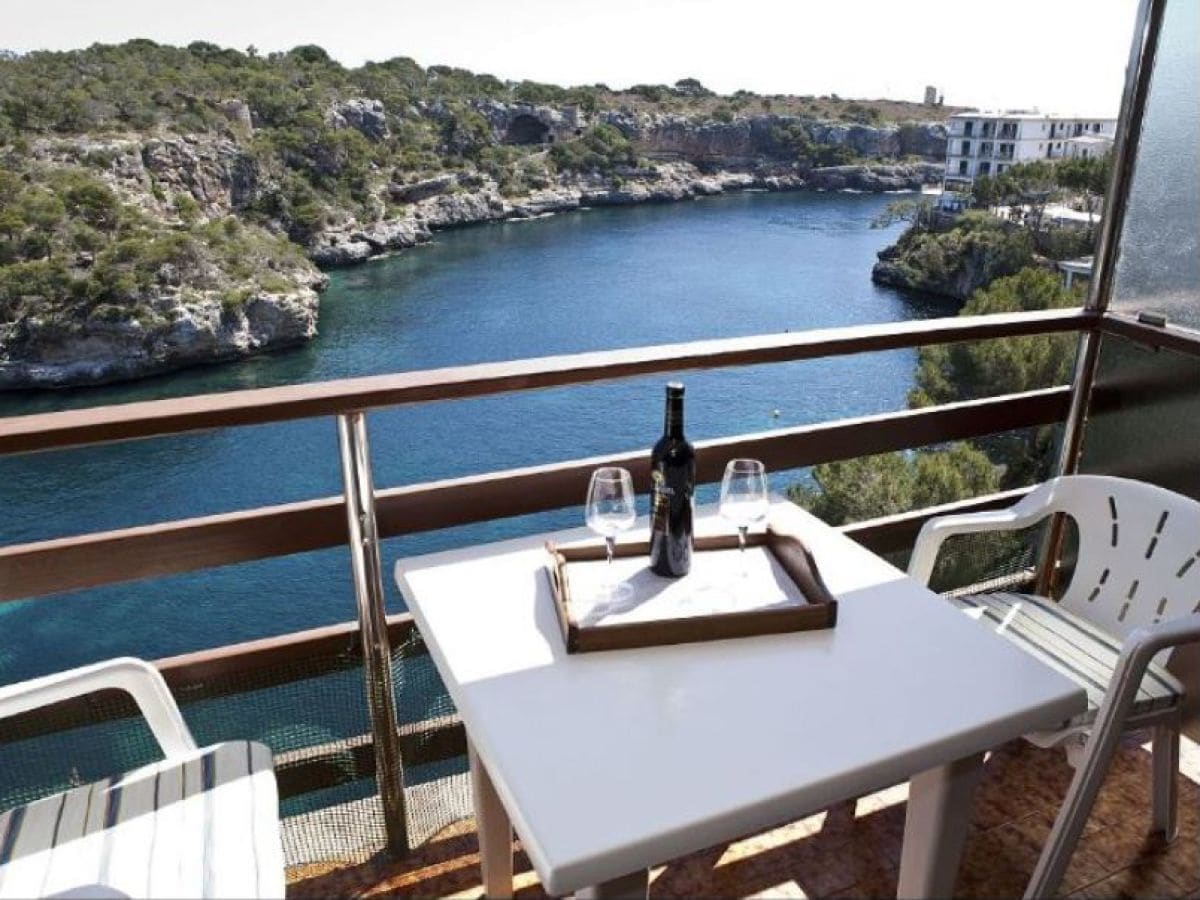 Aussicht vom Balkon zum Meer - Hafen von Cala Figuera