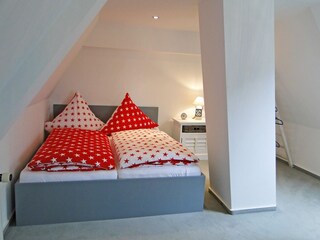 Schlafzimmer mit Doppelbett