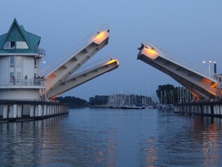 Die Schleibrücke am Abend