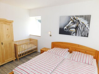 Babybett im Elternschlafzimmer