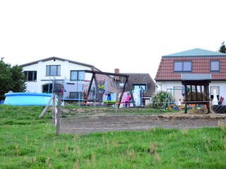 Blick von der Wiese auf dem Hof