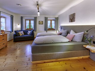 Schlafzimmer mit Boxspringbett aus Zirbenholz