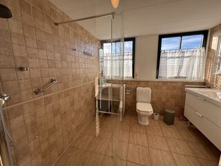 Bad oben, Dusche, Waschbecken, WC