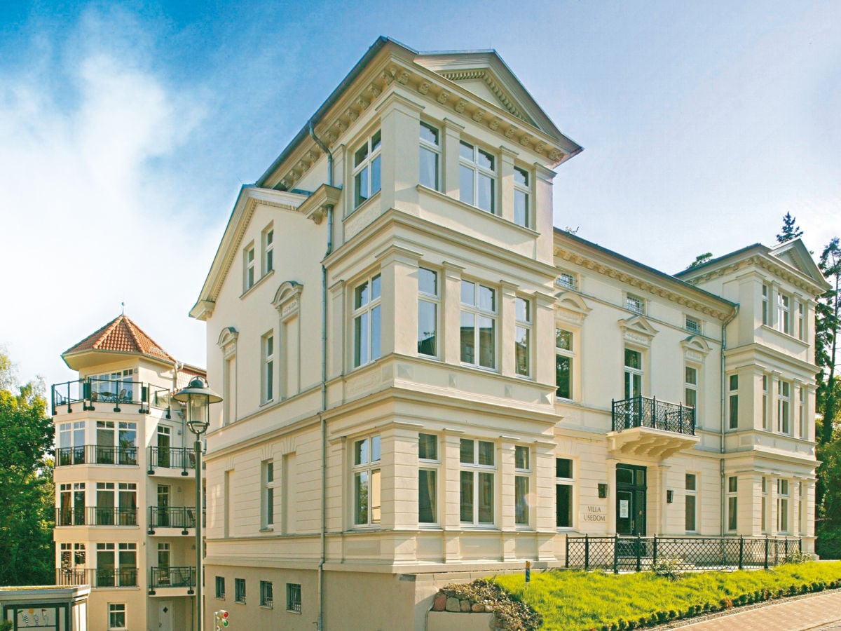 Villa Usedom - historisch (hinten Neubauresidenz)