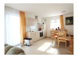 moderne Küche mit Zugang zur Terrasse