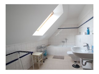 Bad mit Wanne im OG