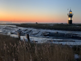 Abend beim Leuchtturm am Hafen