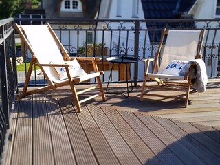 großzügige Dachterrasse mit Gartenmöbel