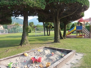 Anlage mit Tennis, Fußball, Tischtennis, Spielplatz